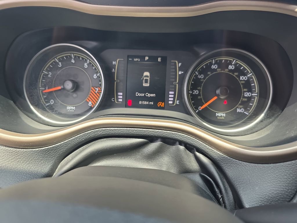 Used 2015 Jeep Cherokee Latitude FWD image 34