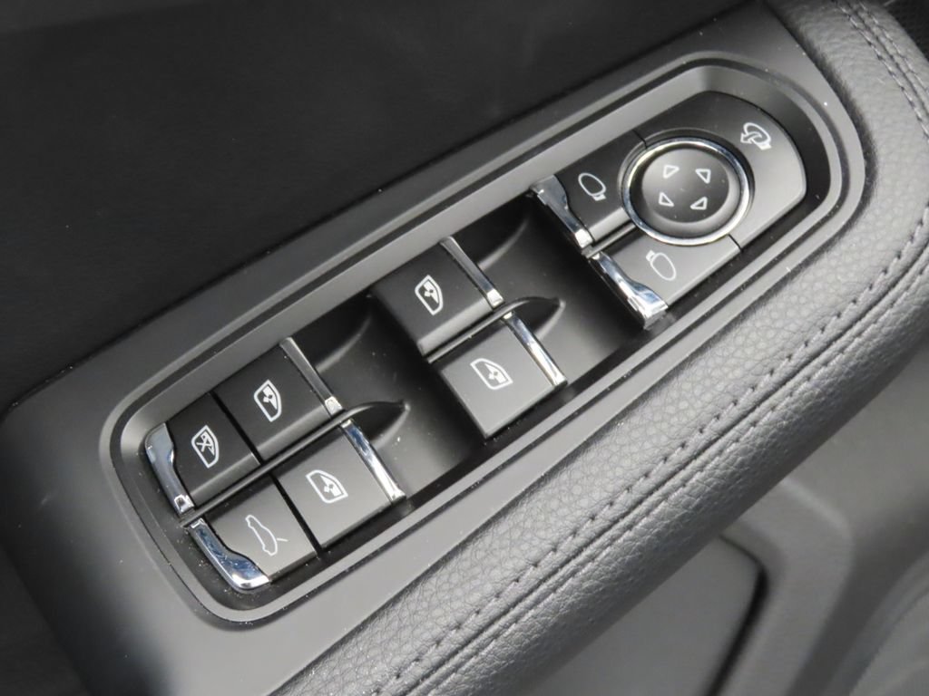 Certified 2026 Porsche Macan AWD/4WD image 38
