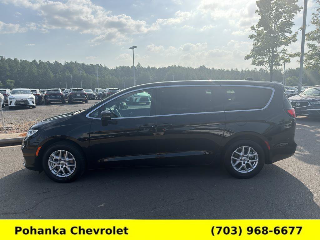 Used 2025 Chrysler Pacifica Select FWD image 4