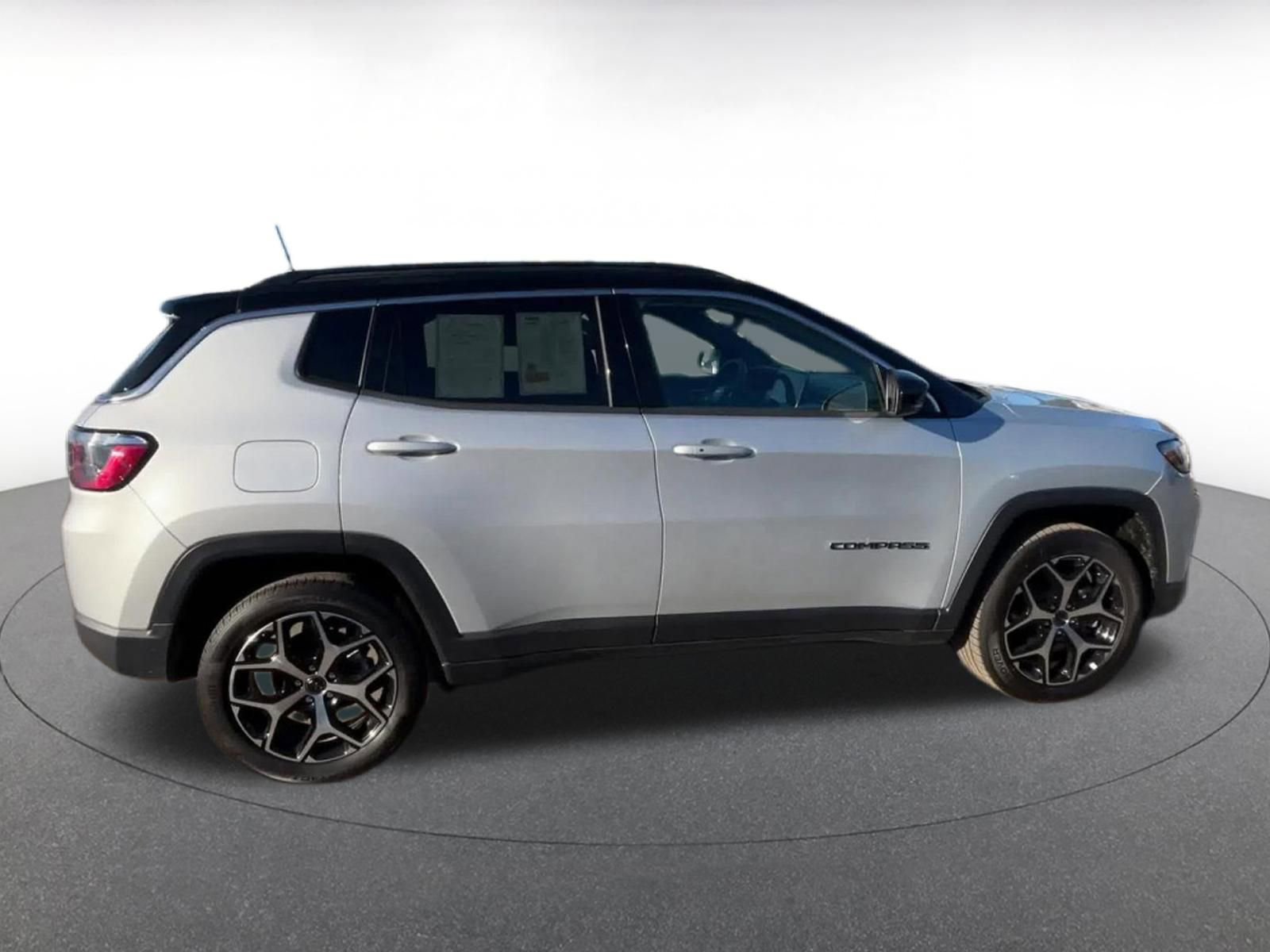 Used 2025 Jeep Compass Limited image 16