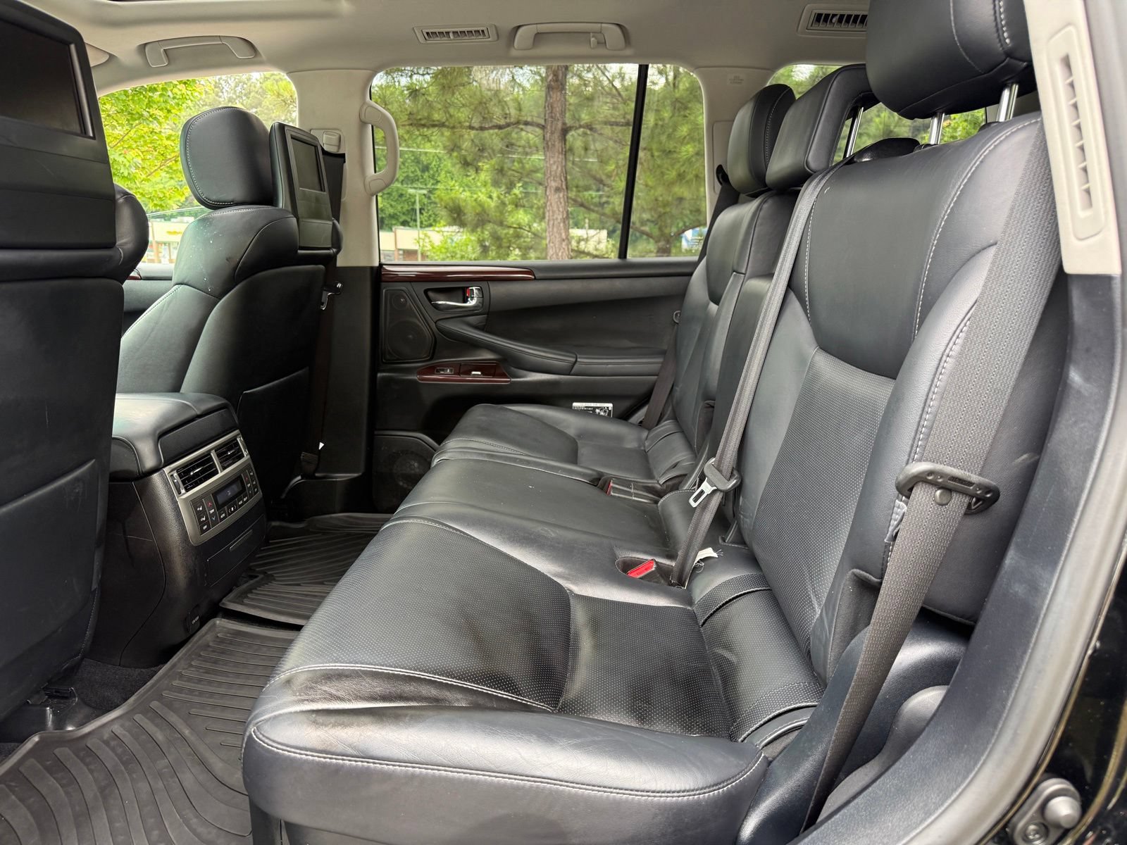 Used 2015 Lexus LX 570 4WD w/ Luxury Package image 36