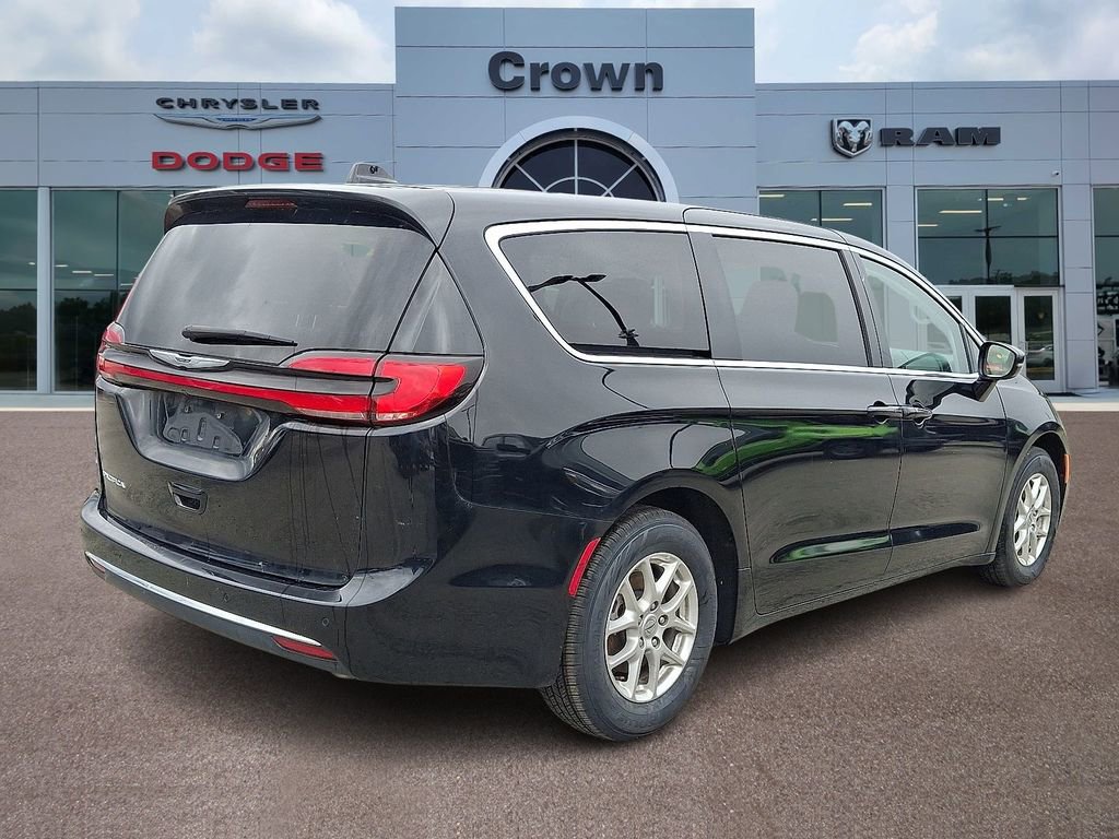 Used 2024 Chrysler Pacifica Touring-L FWD image 6