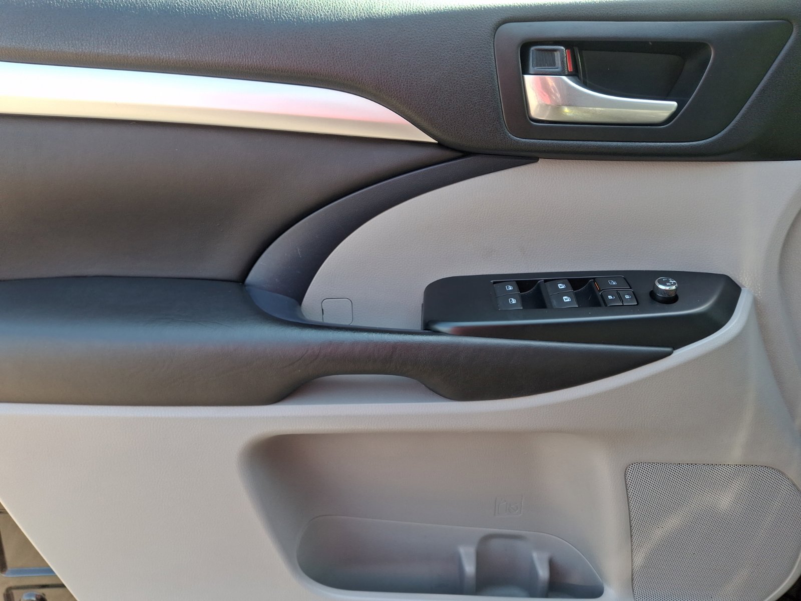 Used 2018 Toyota Highlander XLE image 14