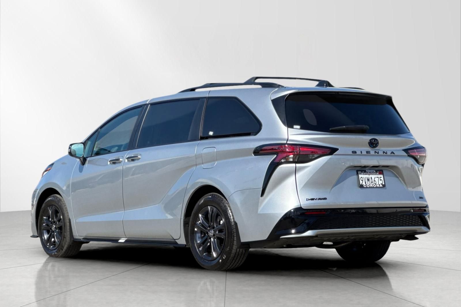 Used 2025 Toyota Sienna XSE w/ XSE Premium Package image 6