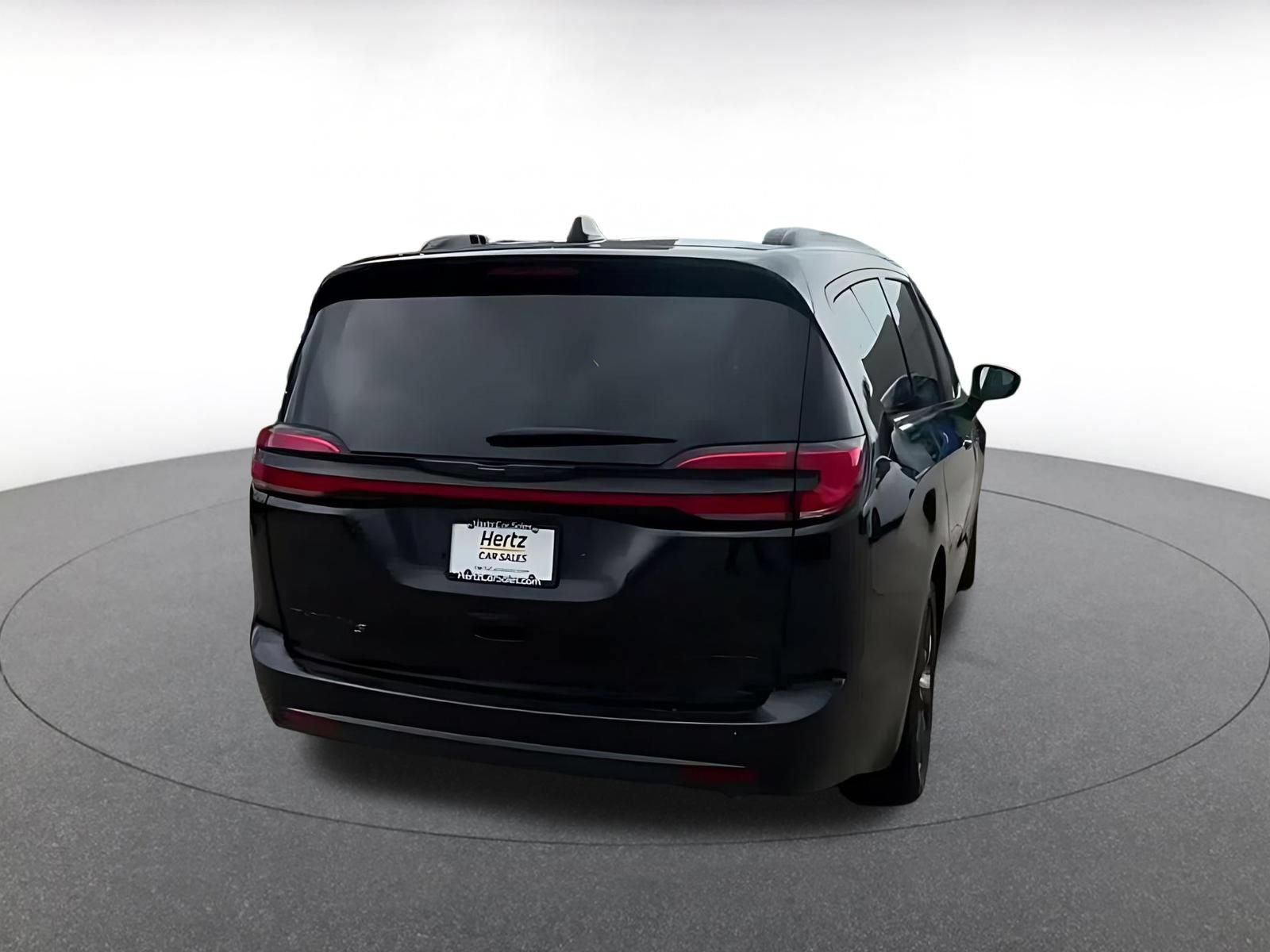 Used 2025 Chrysler Pacifica Limited FWD image 13