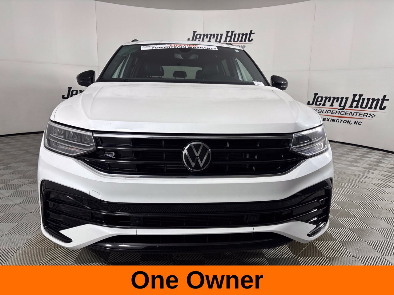 Used 2024 Volkswagen Tiguan SE R-Line AWD/4WD image 3