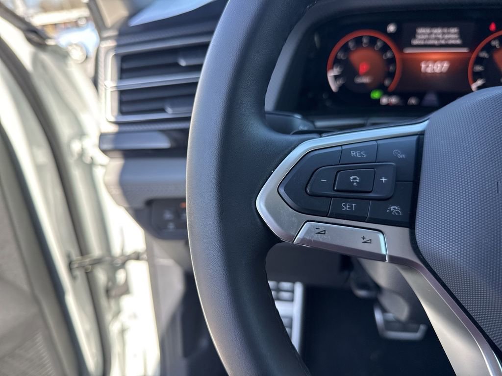 Certified 2025 Volkswagen Atlas Peak Edition SE AWD/4WD image 18