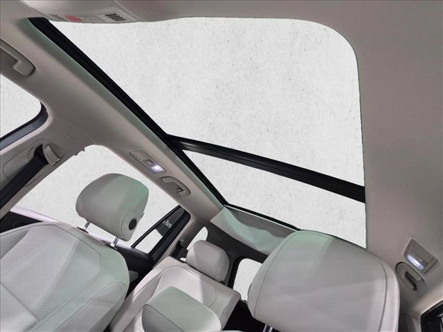 Used 2018 Volkswagen Tiguan SEL FWD image 16
