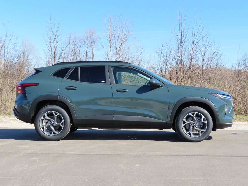 New 2026 Chevrolet Trax LT w/ Driver Confidence Package FWD image 2