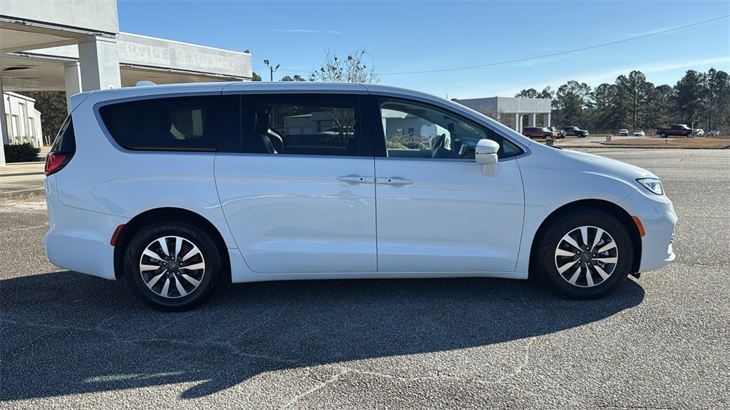 Used 2022 Chrysler Pacifica Touring-L image 9