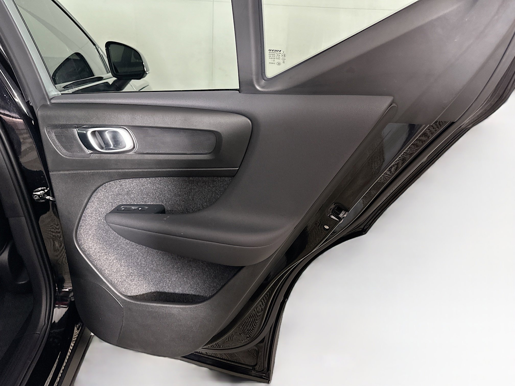 Used 2024 Volvo XC40 B5 Plus image 31