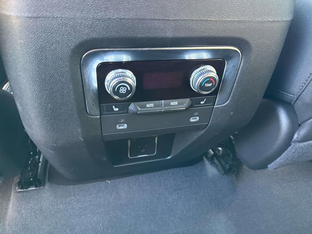 Used 2024 GMC Yukon AT4 w/ Technology Package AWD/4WD image 18