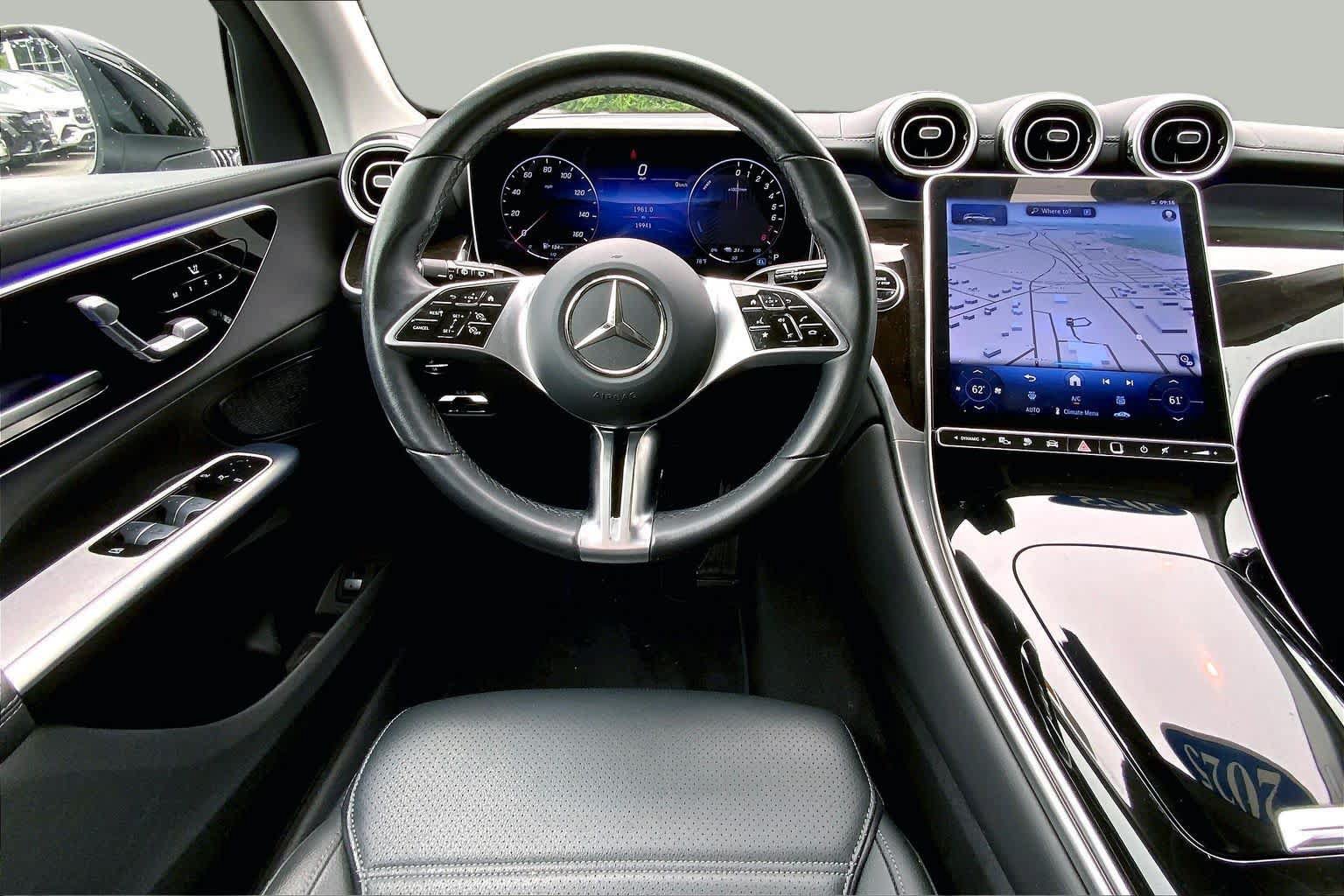 Used 2025 Mercedes-Benz GLC 350e 4MATIC image 6