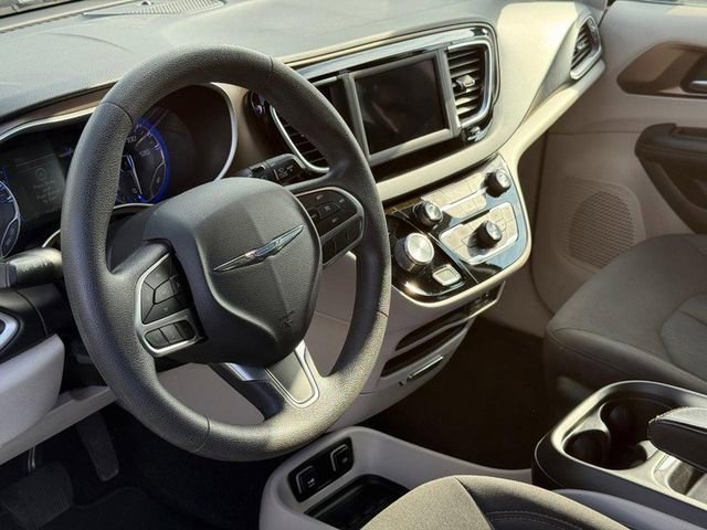 Used 2018 Chrysler Pacifica Touring Plus w/ Tire & Wheel Group FWD image 19