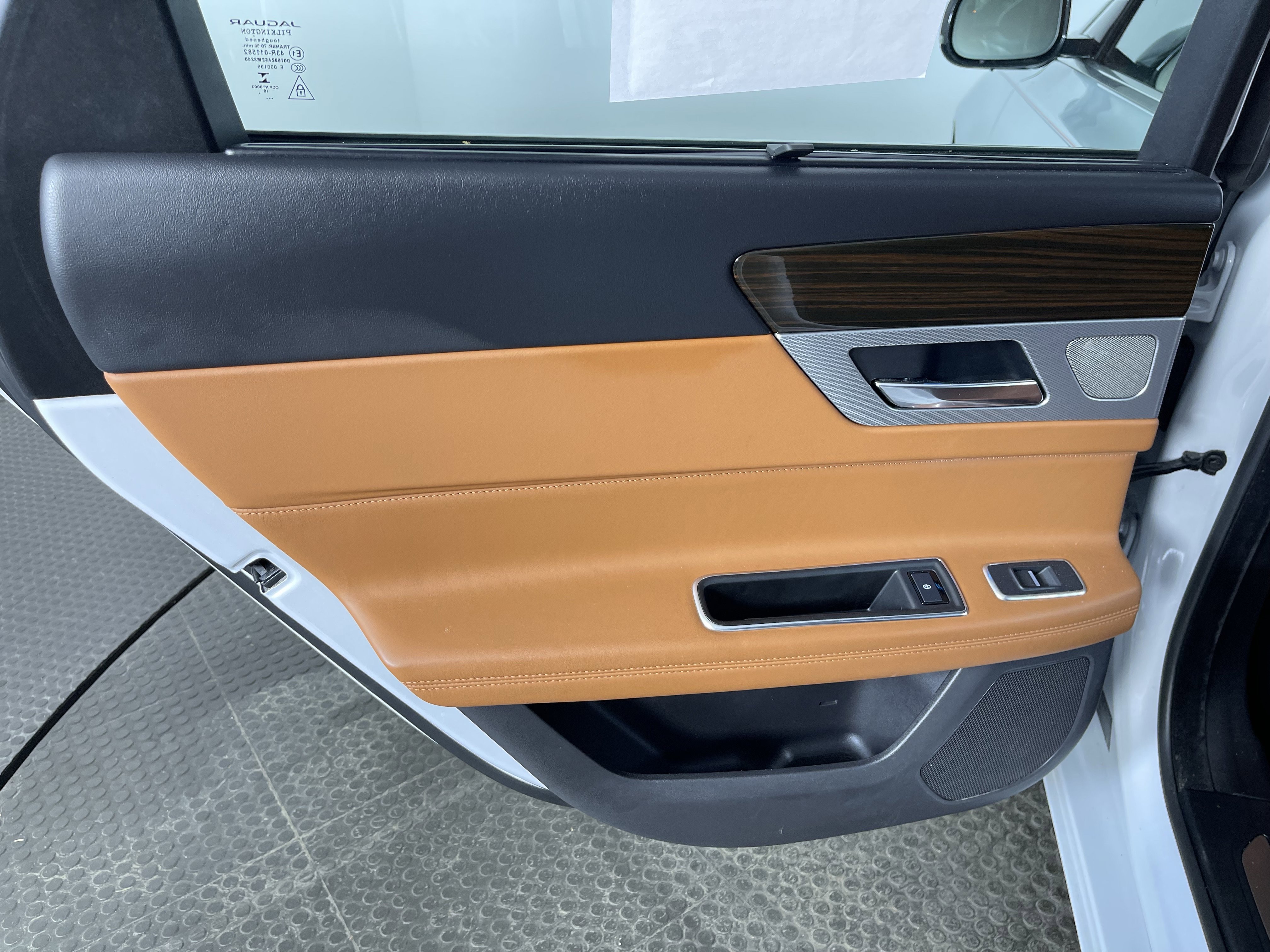 Used 2018 Jaguar XF Portfolio image 15