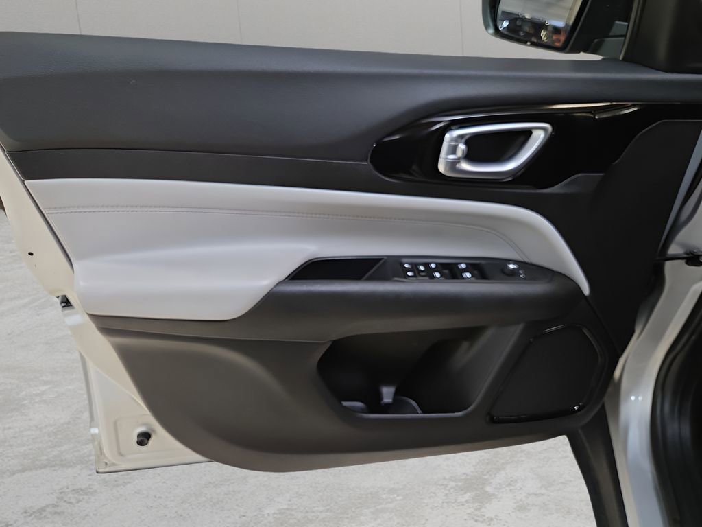 Used 2025 Jeep Compass Limited image 10