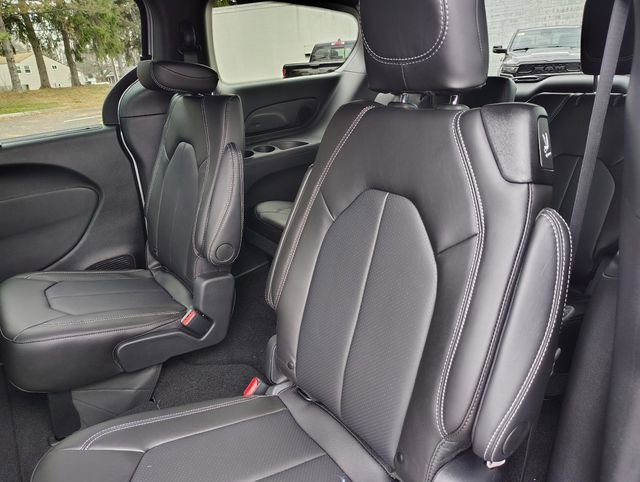 New 2026 Chrysler Pacifica Select image 5