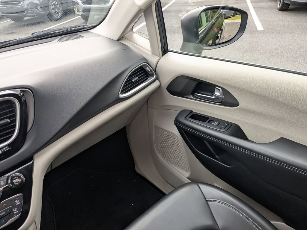 Used 2023 Chrysler Pacifica Touring-L FWD image 16