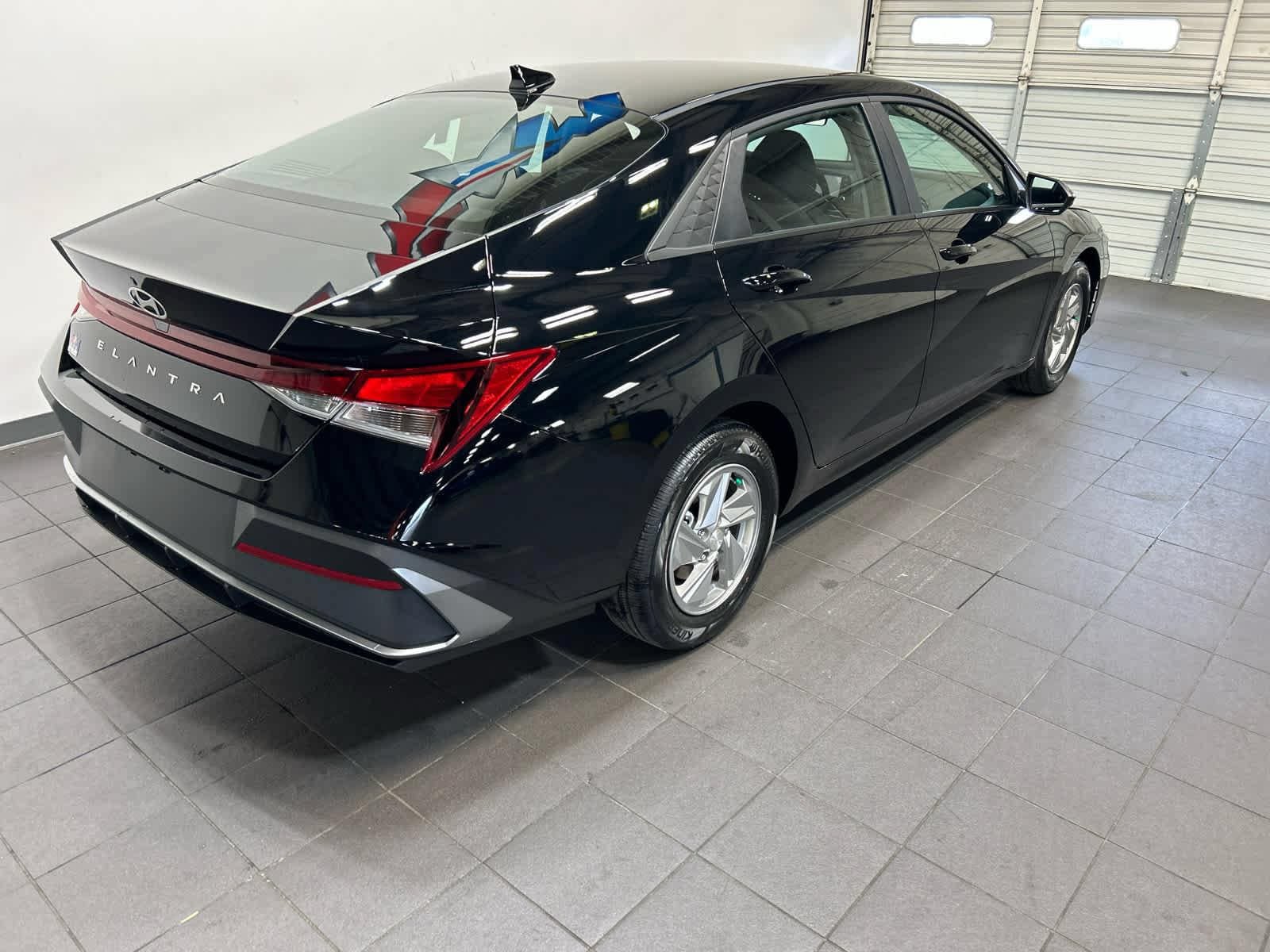 New 2026 Hyundai Elantra SE FWD image 3