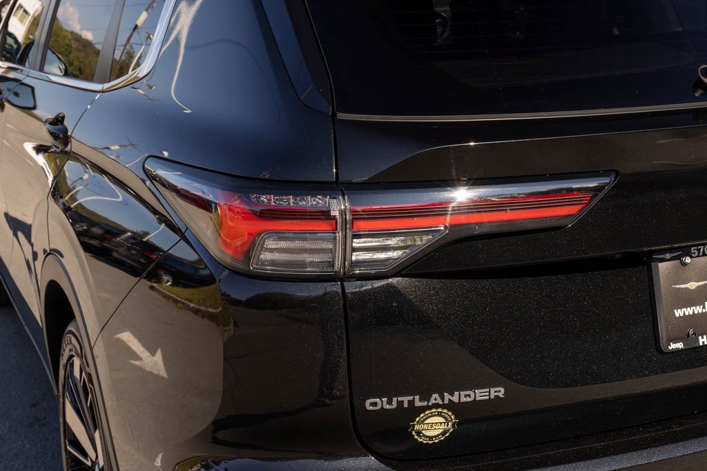 Used 2025 Mitsubishi Outlander SE image 38