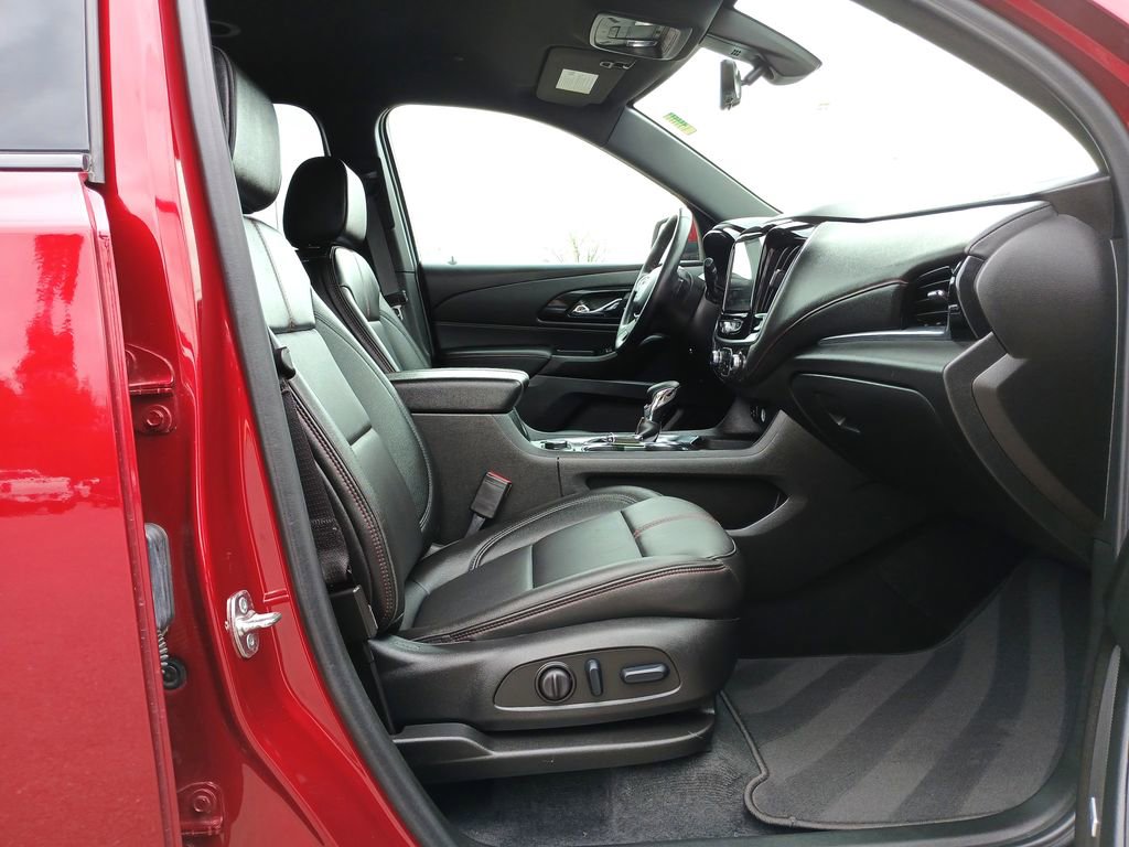 Used 2023 Chevrolet Traverse RS image 30