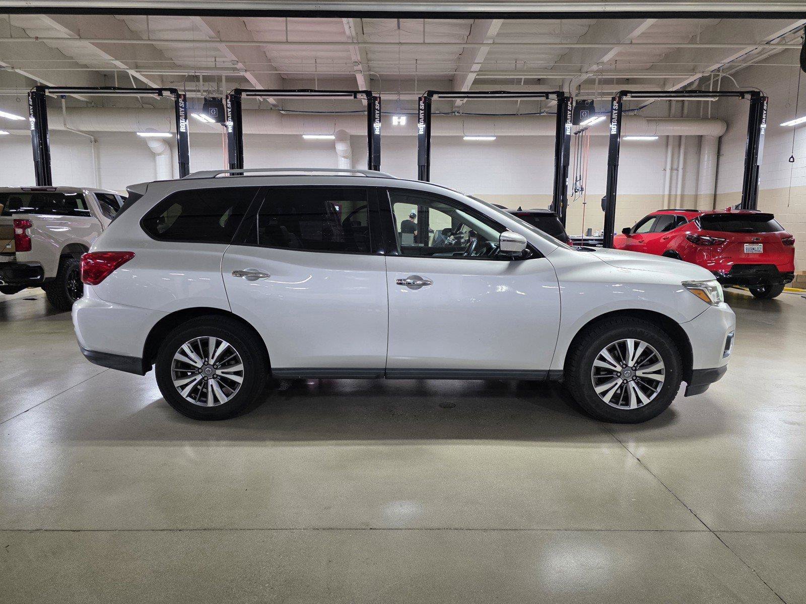 Used 2019 Nissan Pathfinder SL FWD image 8