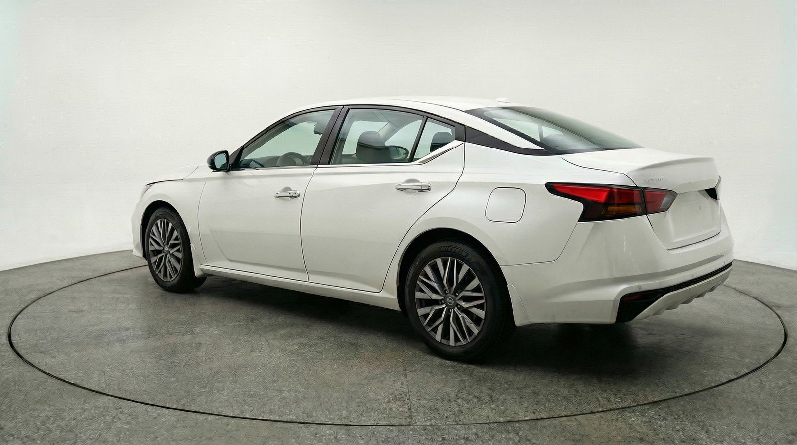 Used 2025 Nissan Altima 2.5 SV image 6