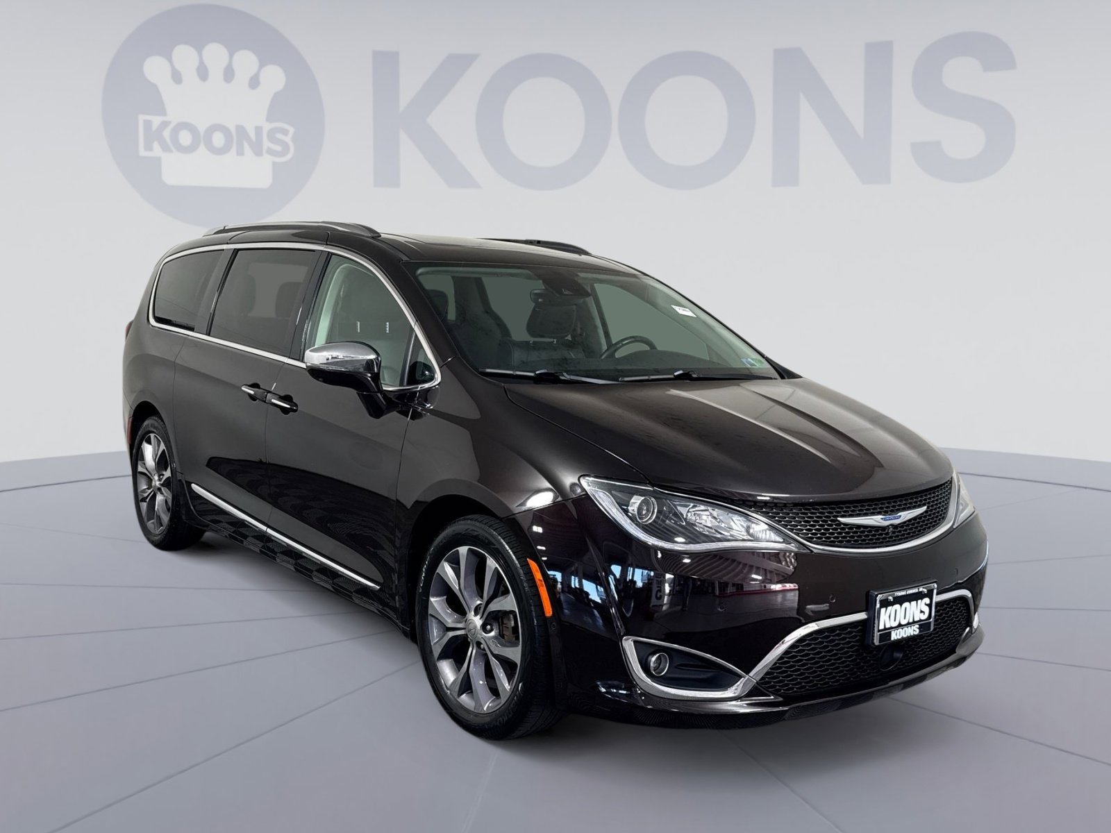Used 2018 Chrysler Pacifica Limited w/ Tire & Wheel Group FWD image 10