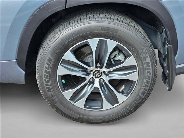 Used 2022 Toyota Highlander XLE AWD/4WD image 9