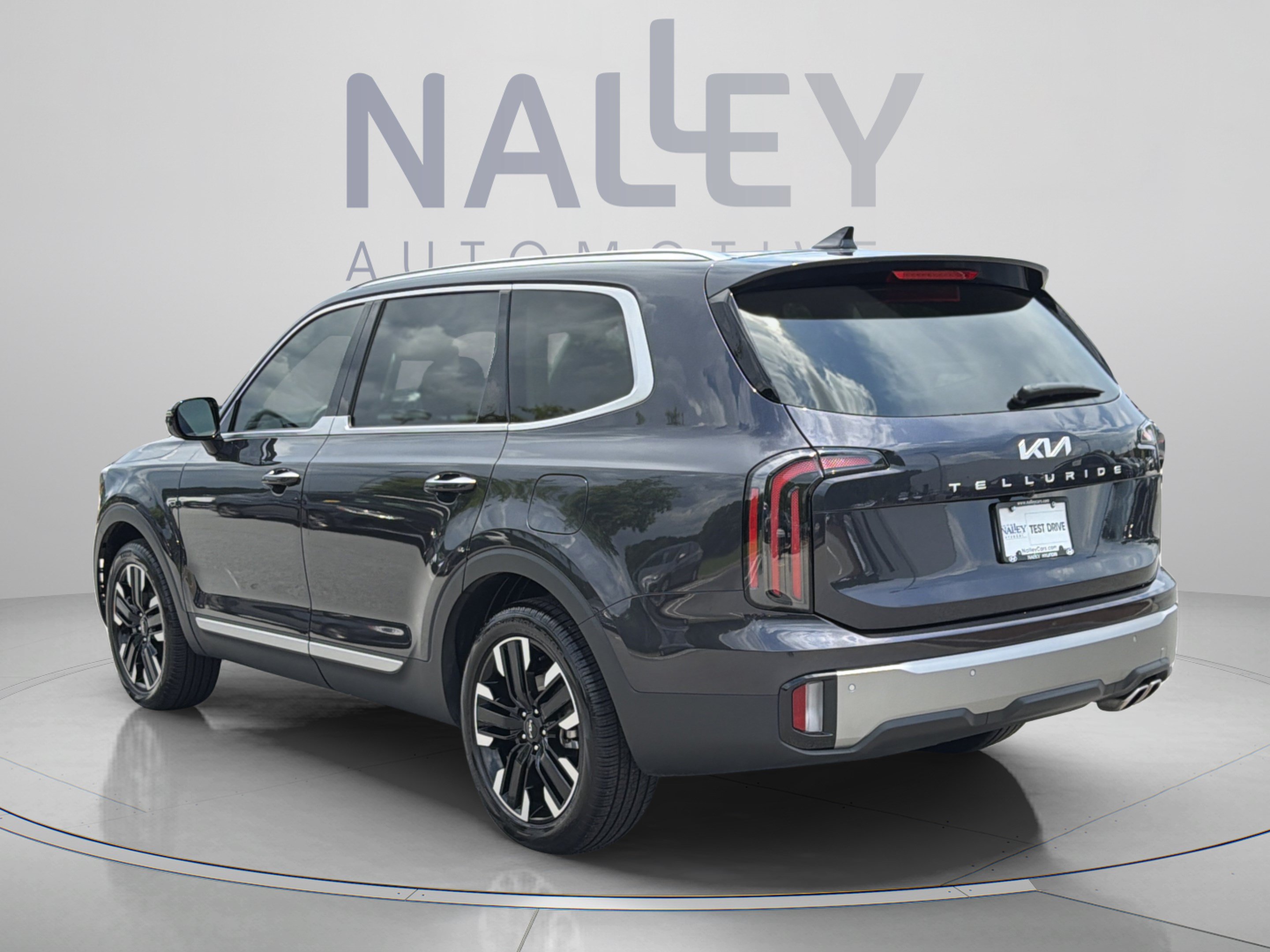 Used 2025 Kia Telluride SX w/ SX Captain's Chair Package FWD image 3