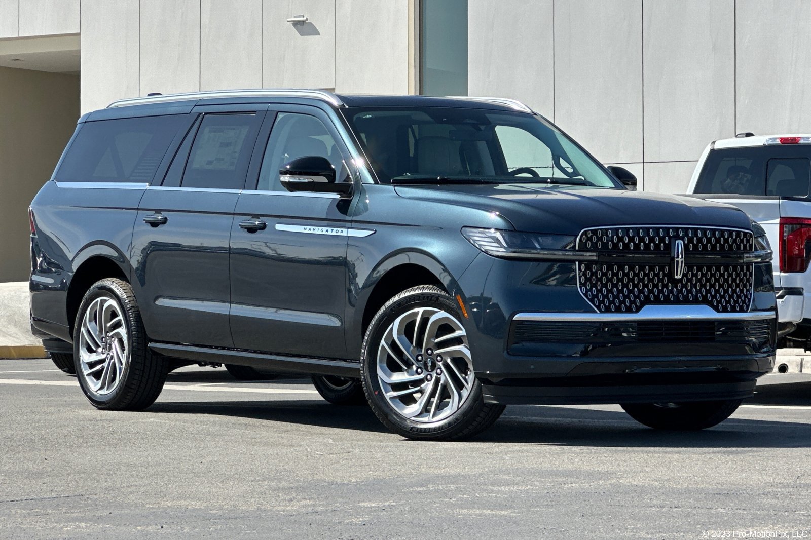 New 2026 Lincoln Navigator L Reserve AWD/4WD image 1