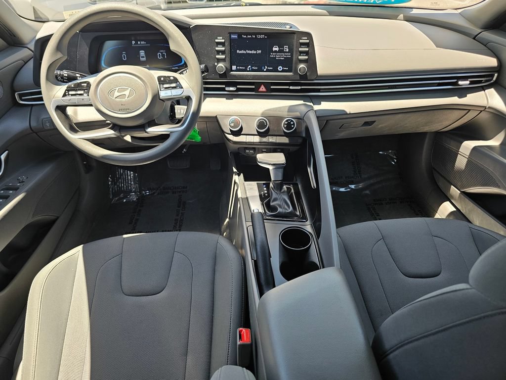 Certified 2025 Hyundai Elantra SE FWD image 21