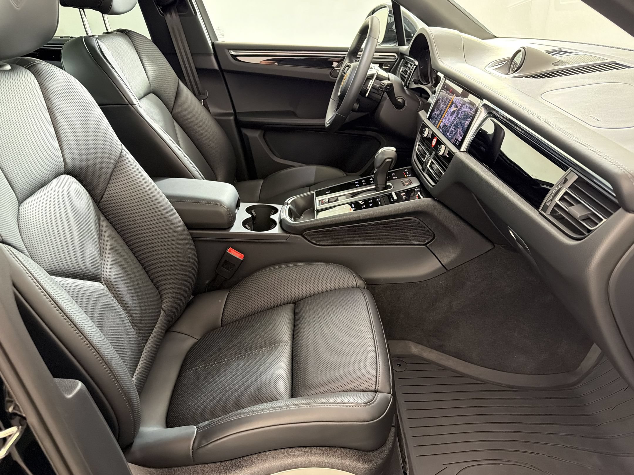 Certified 2026 Porsche Macan AWD/4WD image 33
