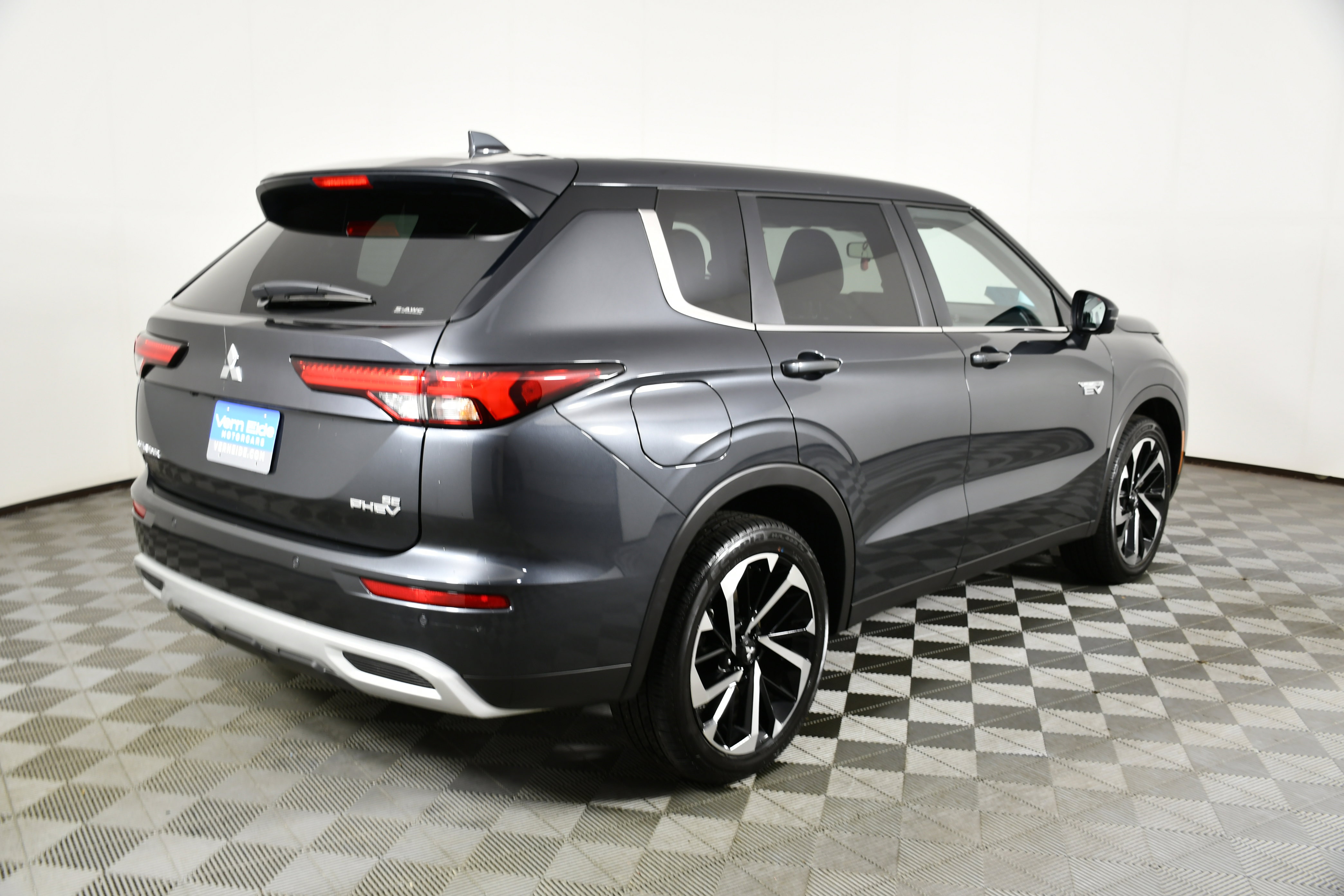 Used 2025 Mitsubishi Outlander SE image 6