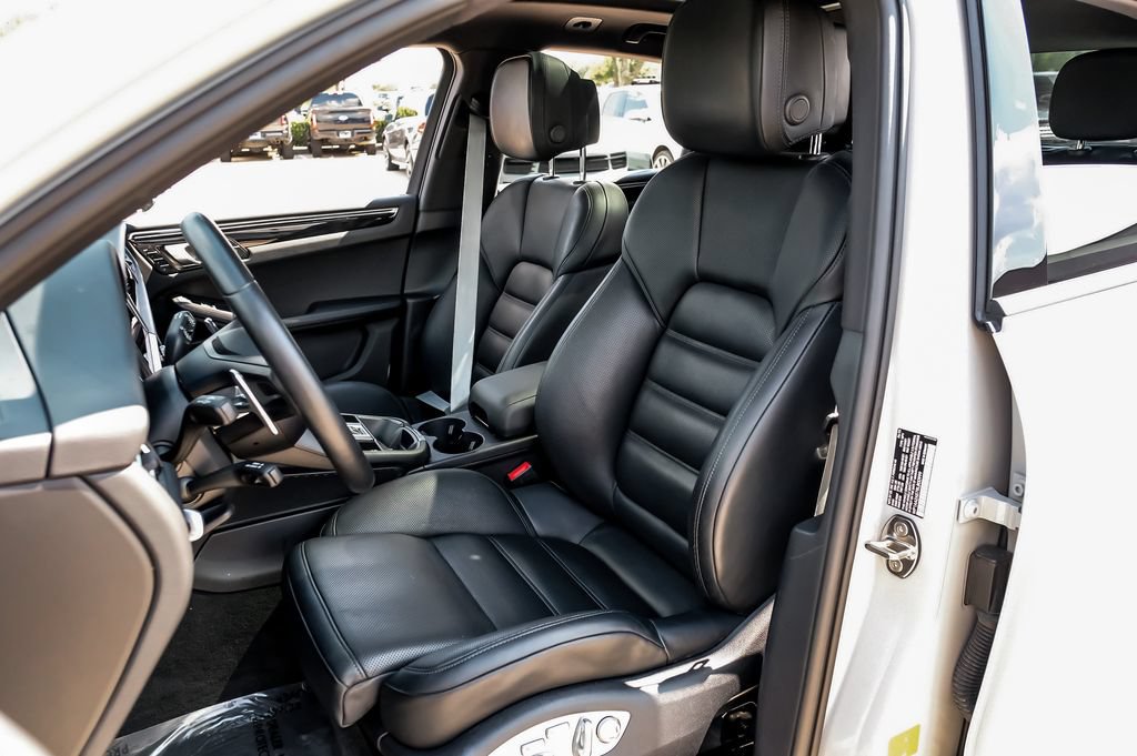 Used 2024 Porsche Macan AWD/4WD image 35