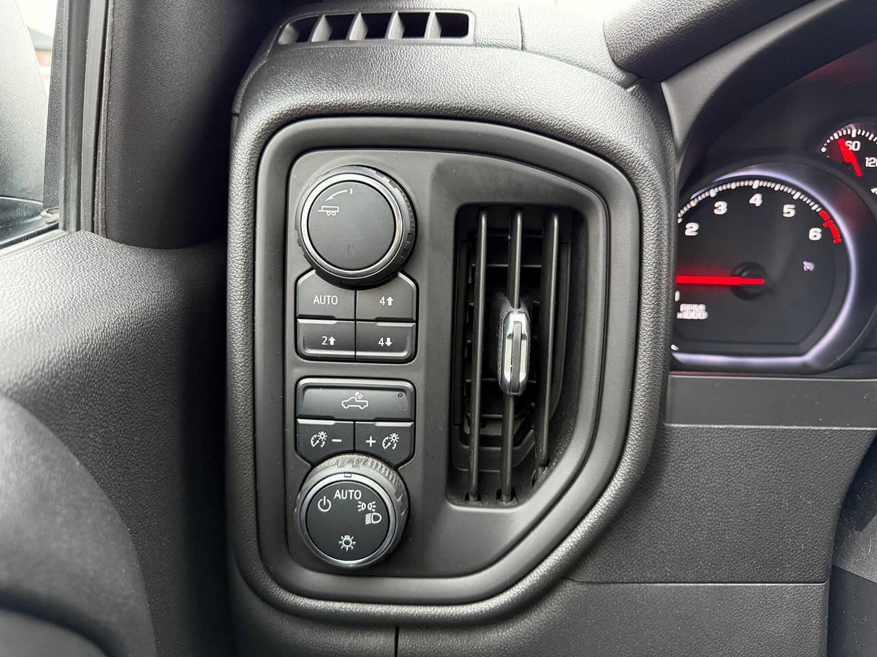 Used 2021 Chevrolet Silverado 1500 Custom Trail Boss w/ Realtree Special Edition image 15