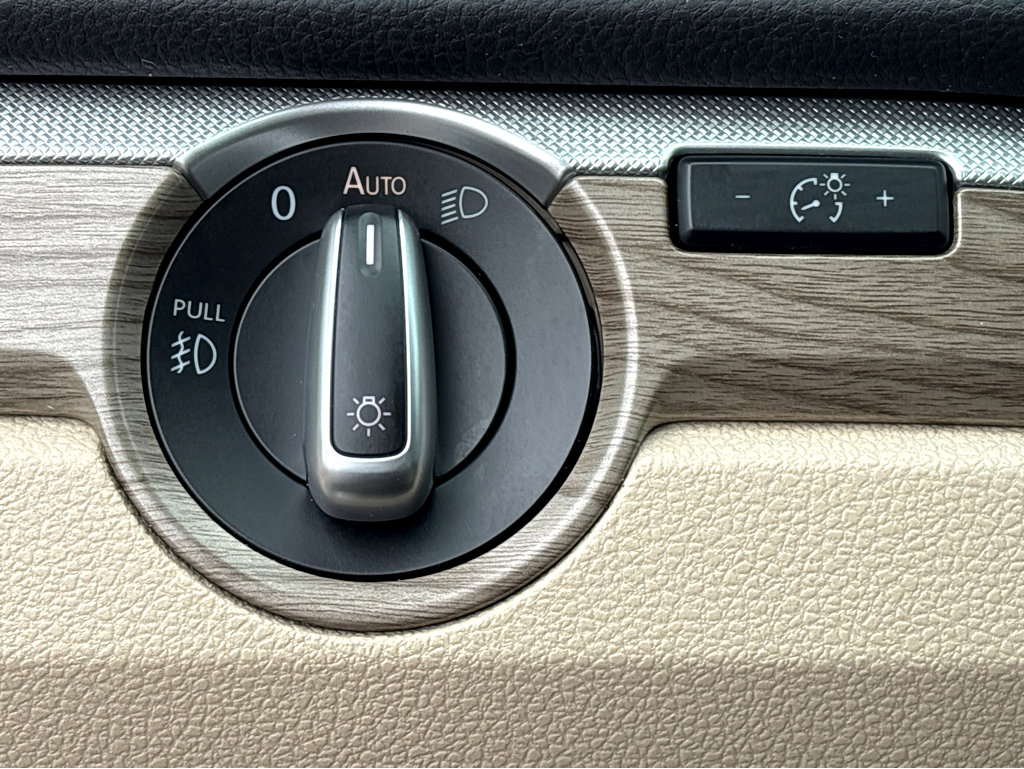 Used 2018 Volkswagen Passat 2.0T SE image 9