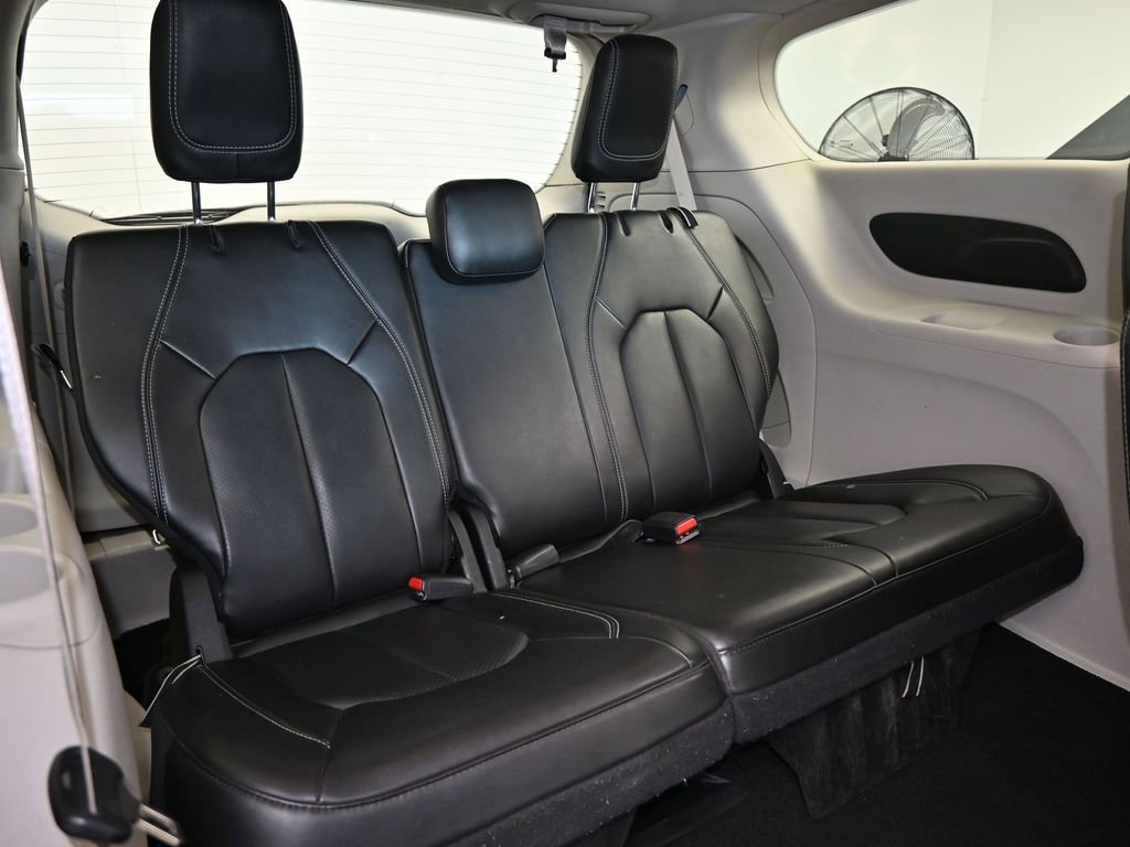 Used 2023 Chrysler Pacifica Touring-L image 43