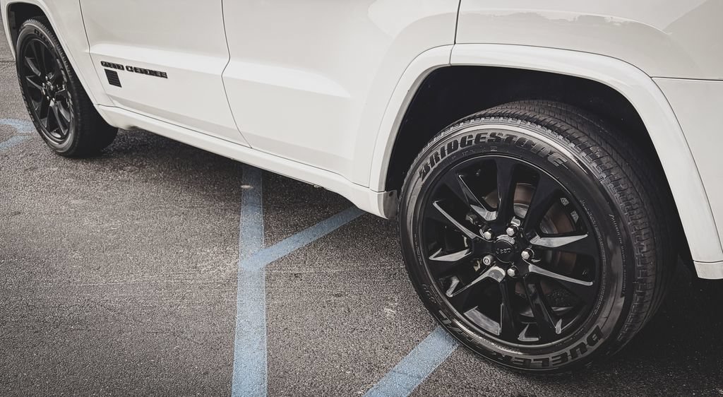 Used 2020 Jeep Grand Cherokee Altitude RWD image 30