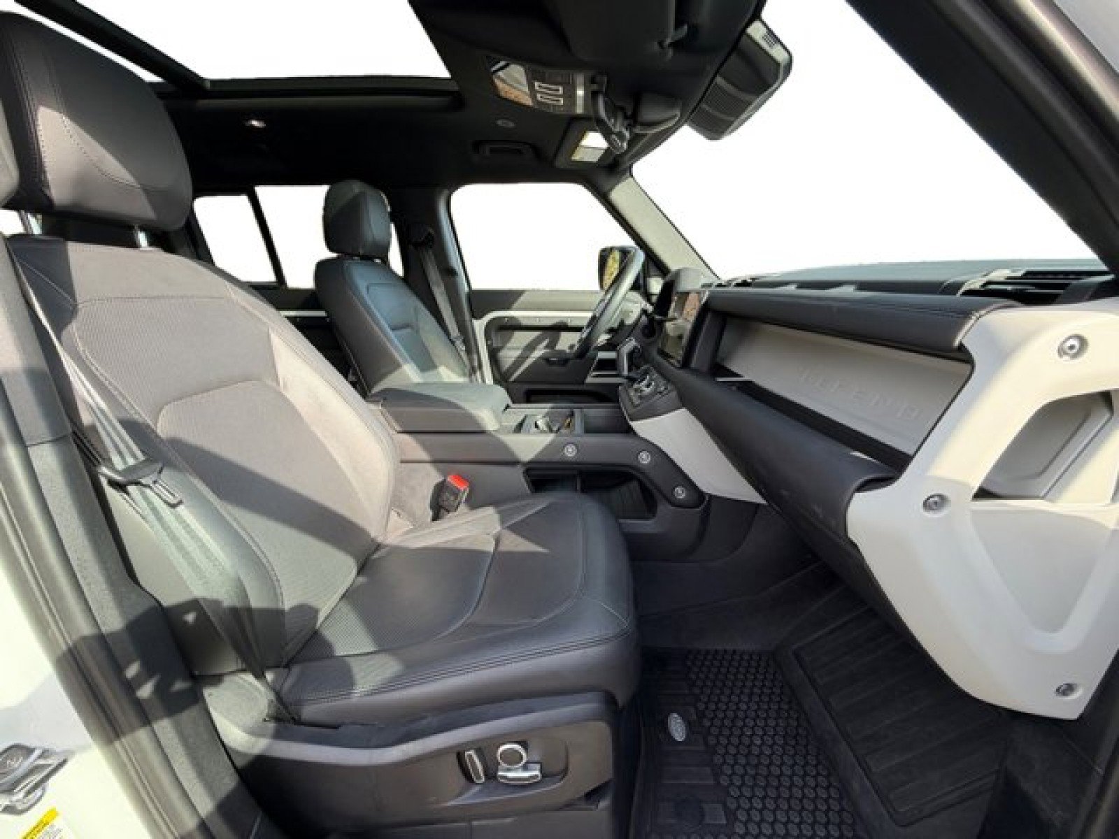 Used 2024 Land Rover Defender 130 S image 21