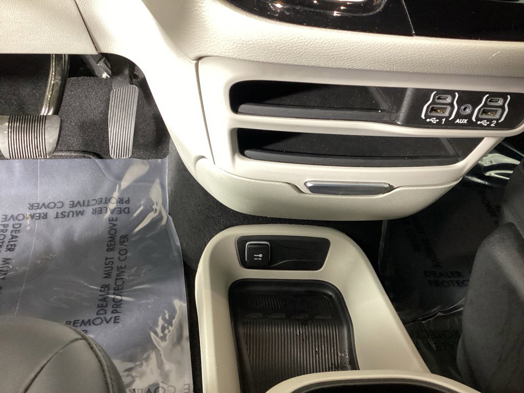 Used 2024 Chrysler Pacifica Touring-L image 28