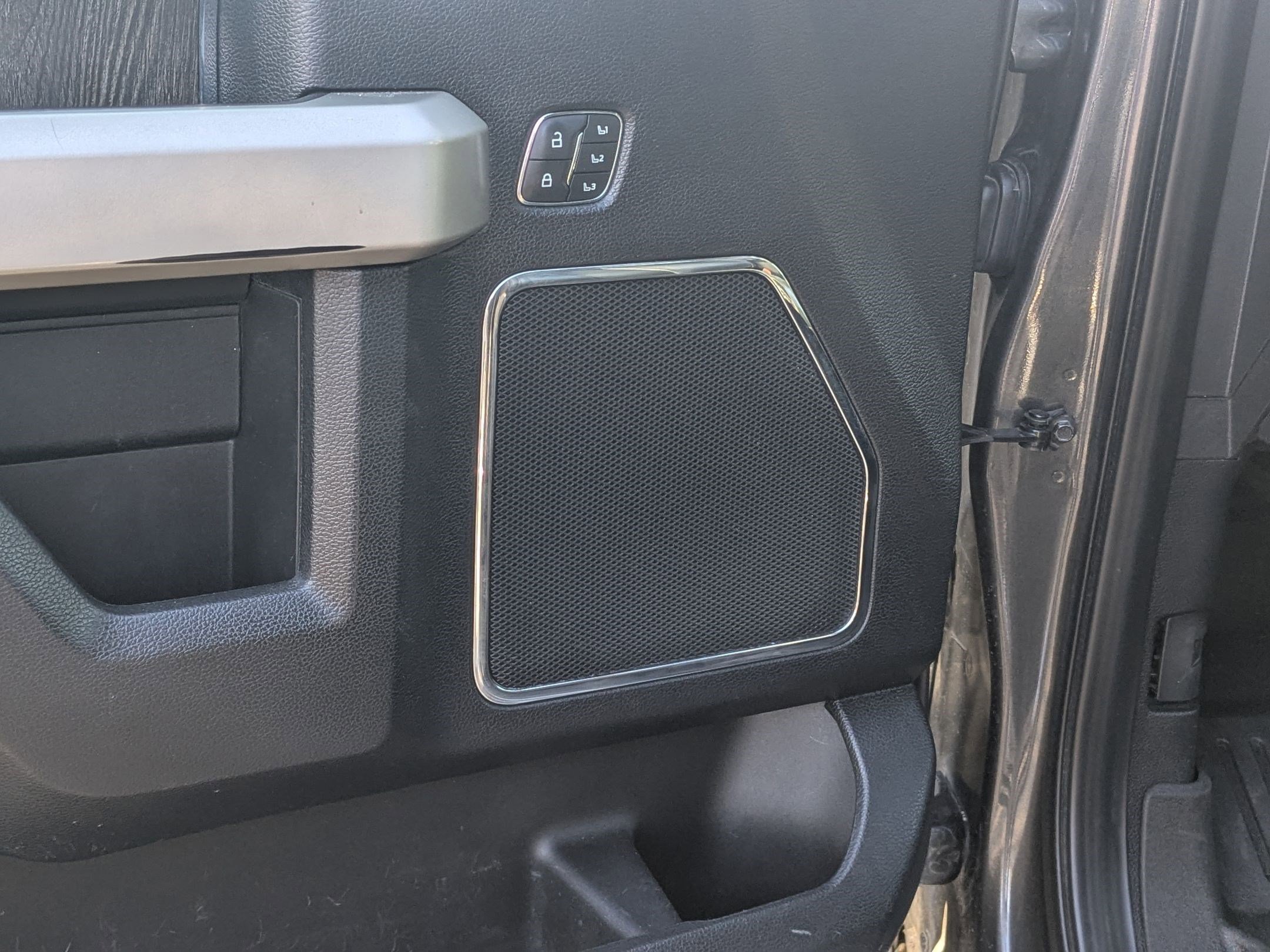 Used 2020 Ford F350 Lariat w/ Camper Package image 16