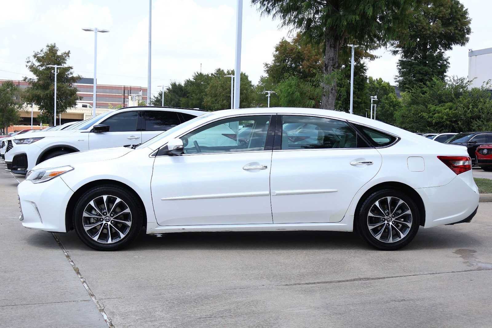 Used 2017 Toyota Avalon XLE Premium FWD image 3