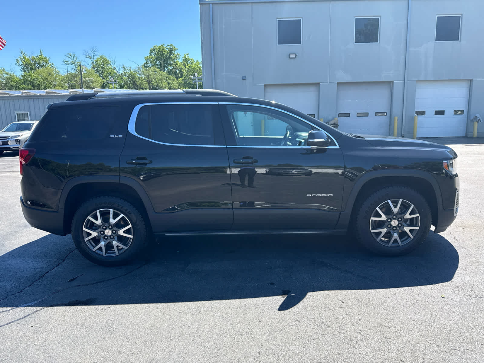Used 2023 GMC Acadia SLE w/ Driver Convenience Package AWD/4WD image 2