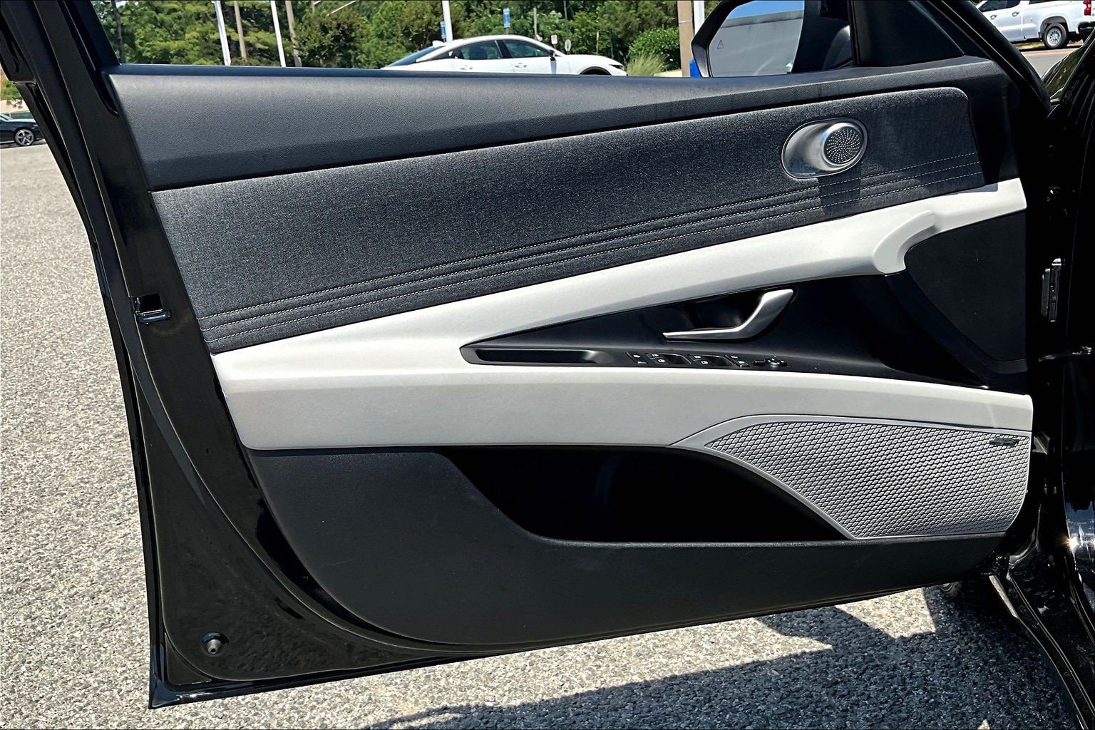 Used 2025 Hyundai Elantra Limited FWD image 18