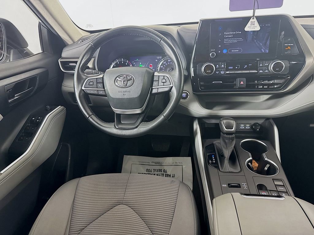 Used 2023 Toyota Highlander LE FWD image 25