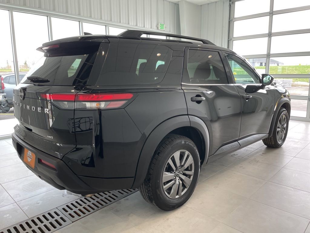 Used 2025 Nissan Pathfinder SV image 5