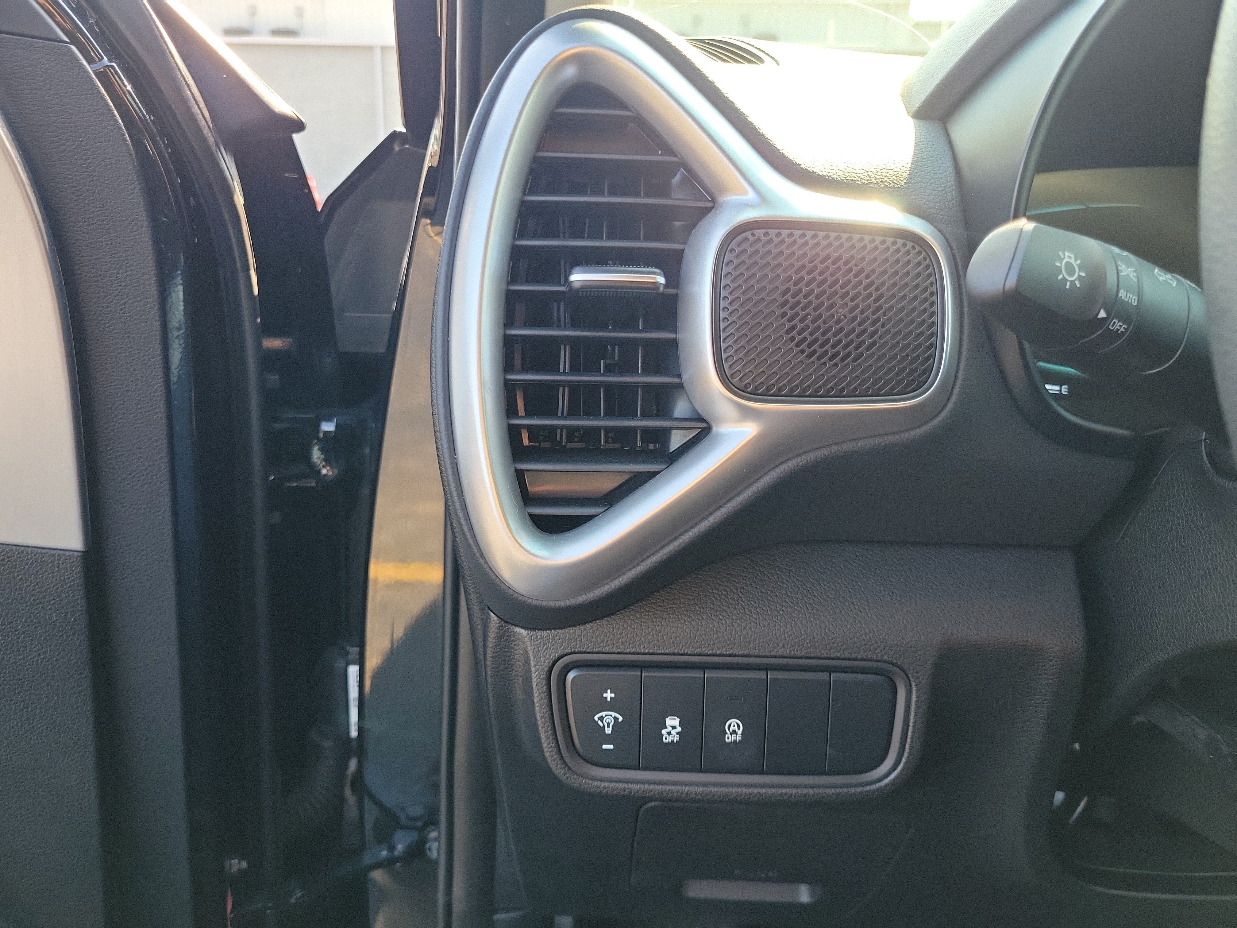 Used 2025 Kia Soul LX FWD image 20