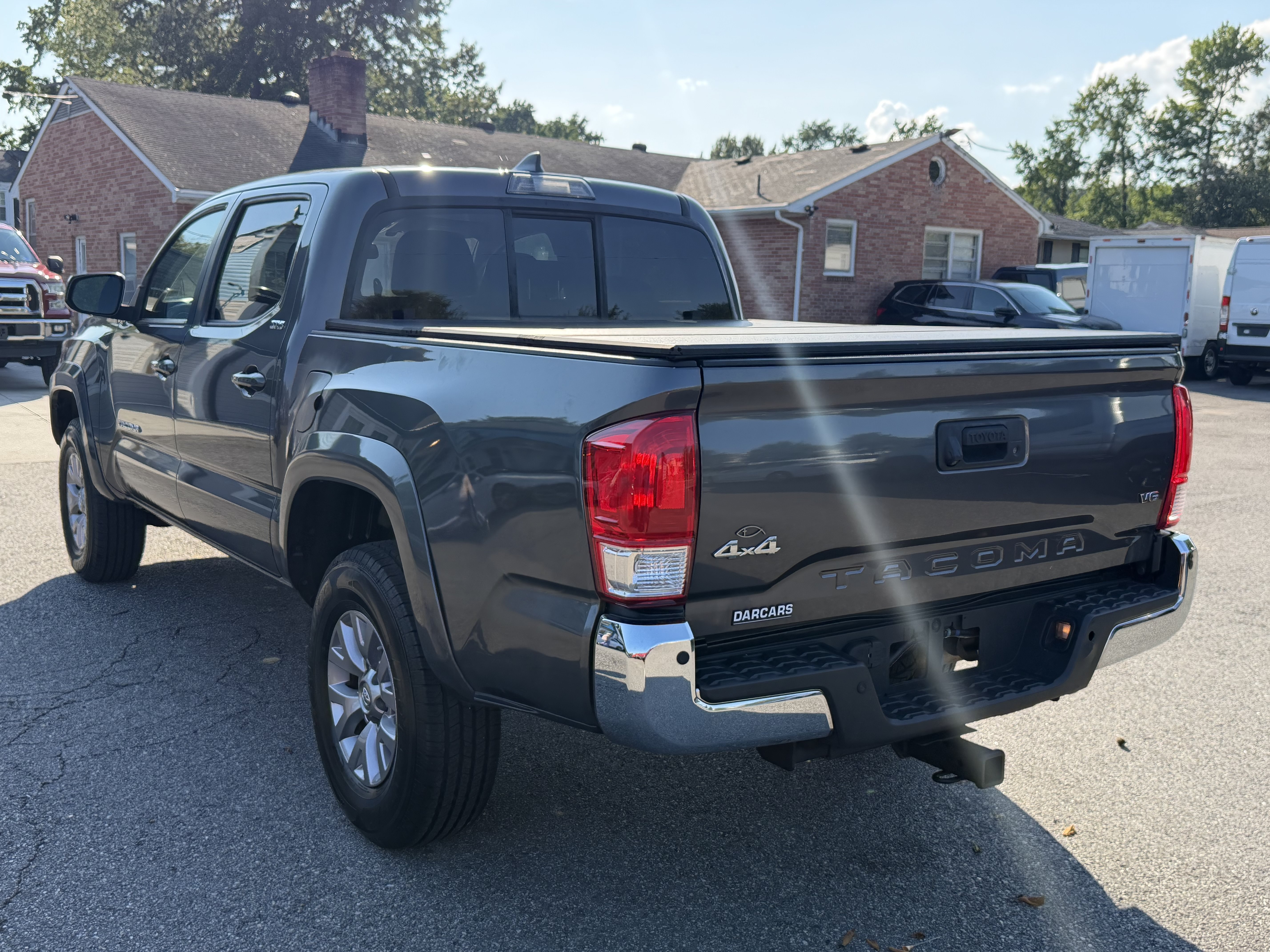 Used 2017 Toyota Tacoma SR5 AWD/4WD image 10