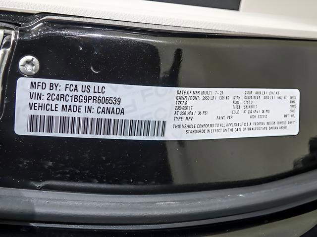 Used 2023 Chrysler Pacifica Touring-L image 30